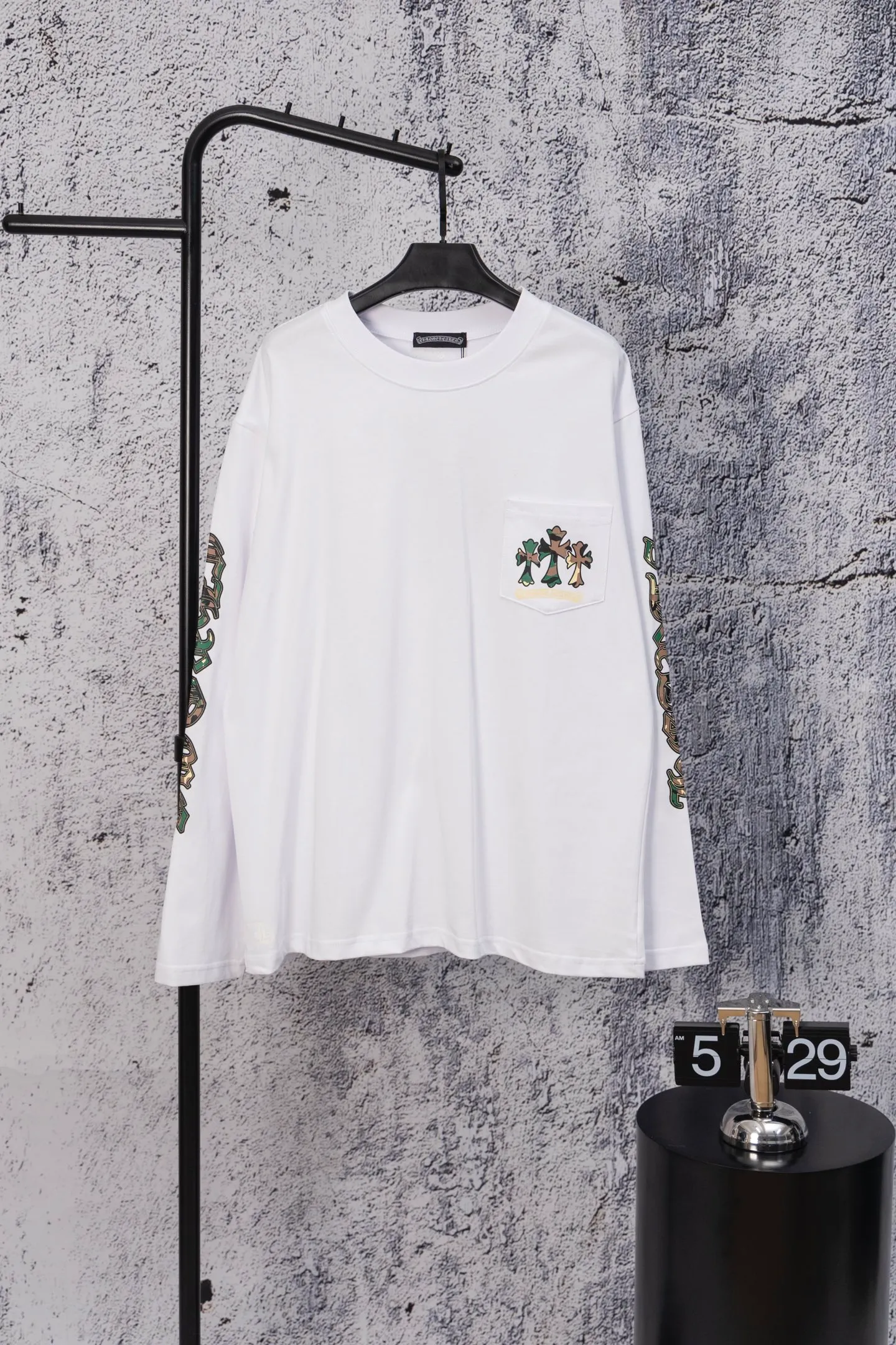 P190 Chrome Hearts CH Chrome Hearts Arm Camouflage Letters Large Logo Pocket Long Sleeve T-shirt Made of 300 grams of pure cotton fabric Threads are encrypted in the same color as the cylinder. The color is the same. Buy with confidence. The workmanship details are to the extreme, different from ordinary products in the market. White ink direct-jet printing high-temperature technology. Large factory flow workmanship. Double-line hemming production. Machine washable. High temperature resistance. Imported pigments will not fall off. Color: black white. Size: S—